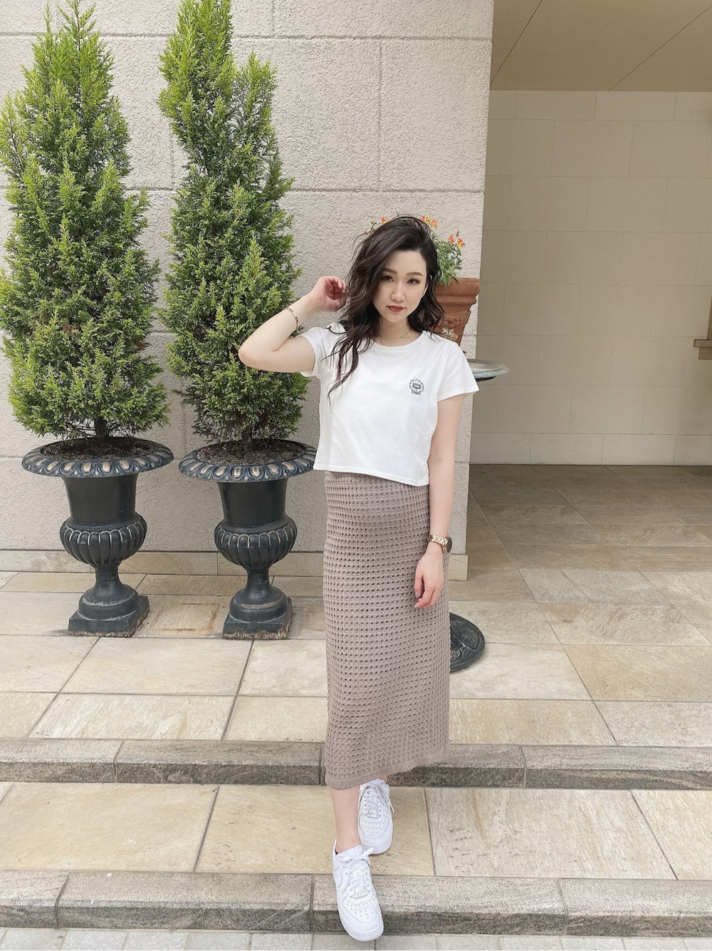 ホワイト系のTシャツ/カットソーを着用したレディースの夏コーディネートの3枚目の写真