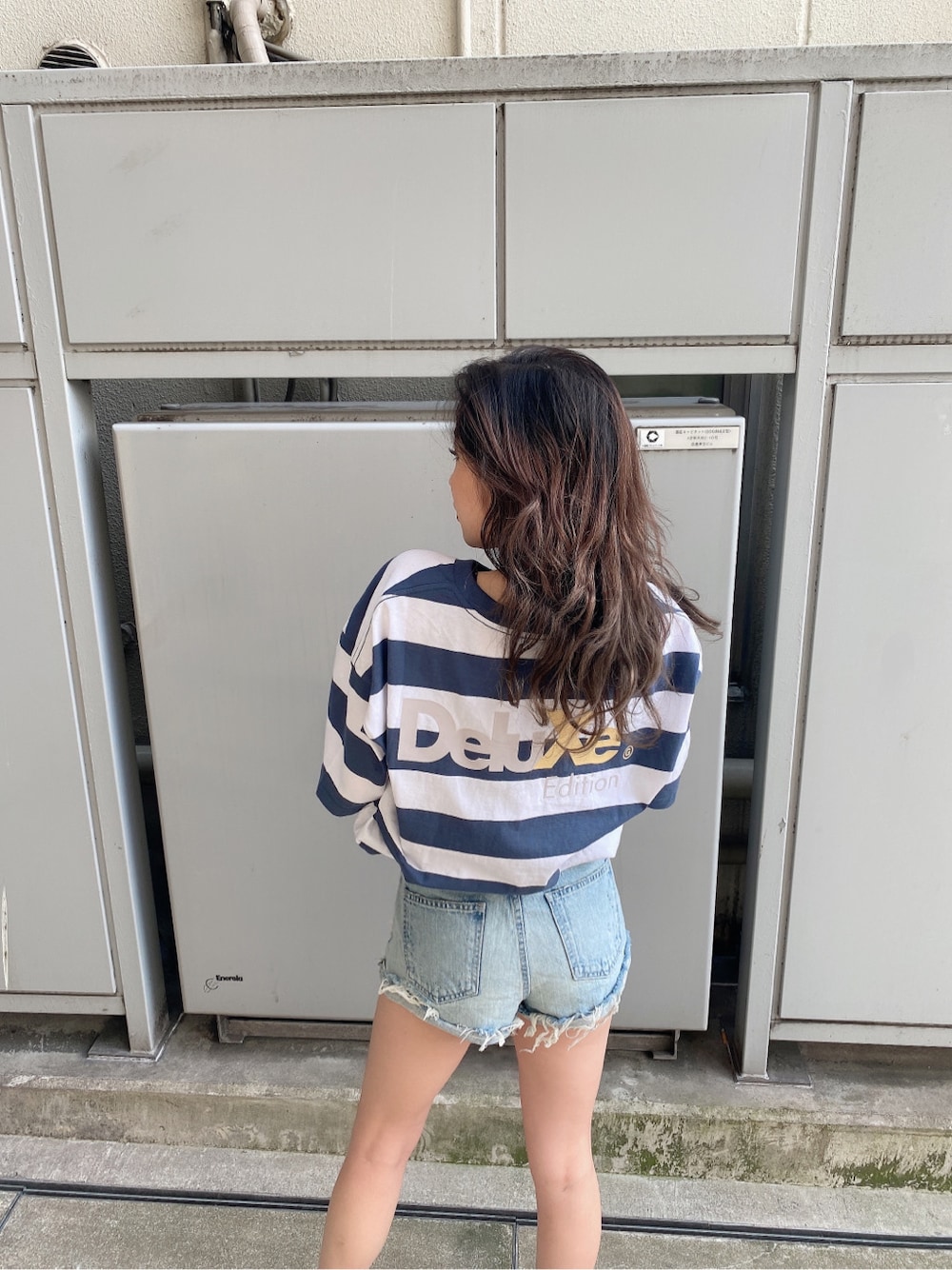 ブルー系のデニムパンツ、その他のTシャツ/カットソーを着用したレディースの春コーディネートの2枚目の写真