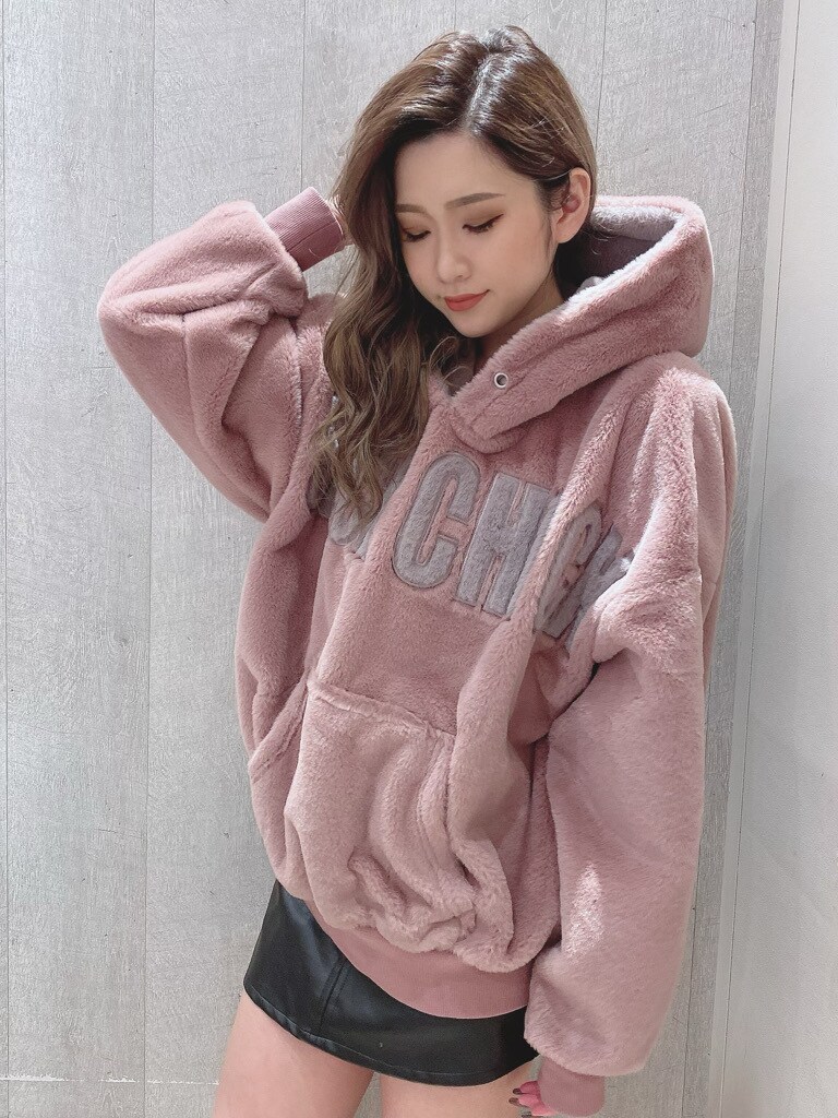 ブラック系のスカート、ピンク系のパーカーを着用したレディースの秋コーディネートの2枚目の写真