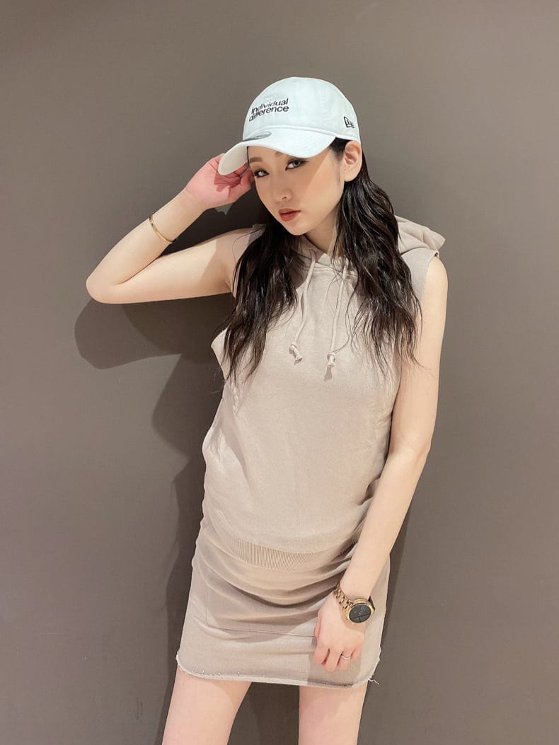 ベージュ系のスカート、ベージュ系のTシャツ/カットソーを着用したレディースの夏コーディネートの2枚目の写真