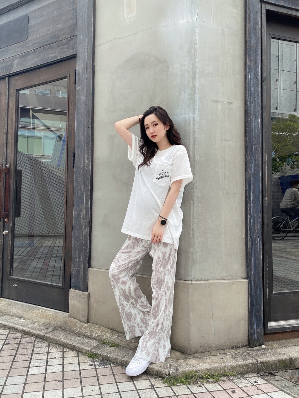 ホワイト系のTシャツ/カットソーを着用したレディースの夏コーディネートの2枚目の写真