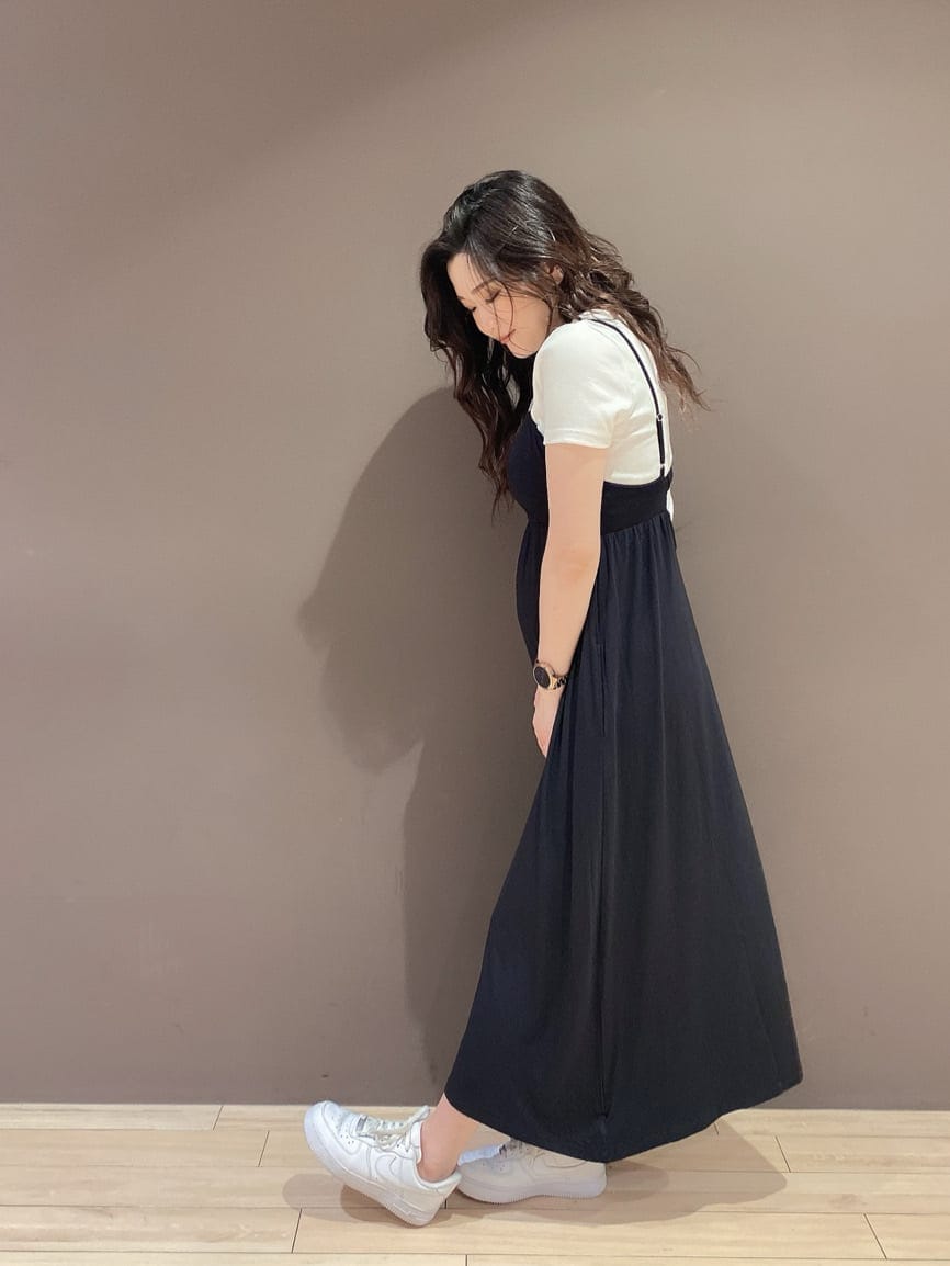 ブラック系のワンピース、ホワイト系のTシャツ/カットソーを着用したレディースの夏コーディネートの2枚目の写真