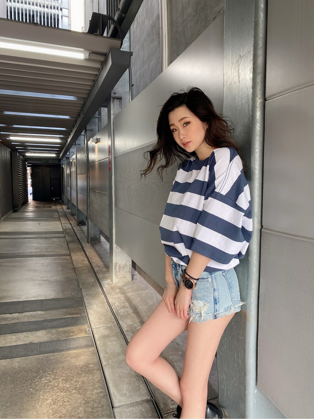 ブルー系のデニムパンツ、その他のTシャツ/カットソーを着用したレディースの春コーディネートの4枚目の写真