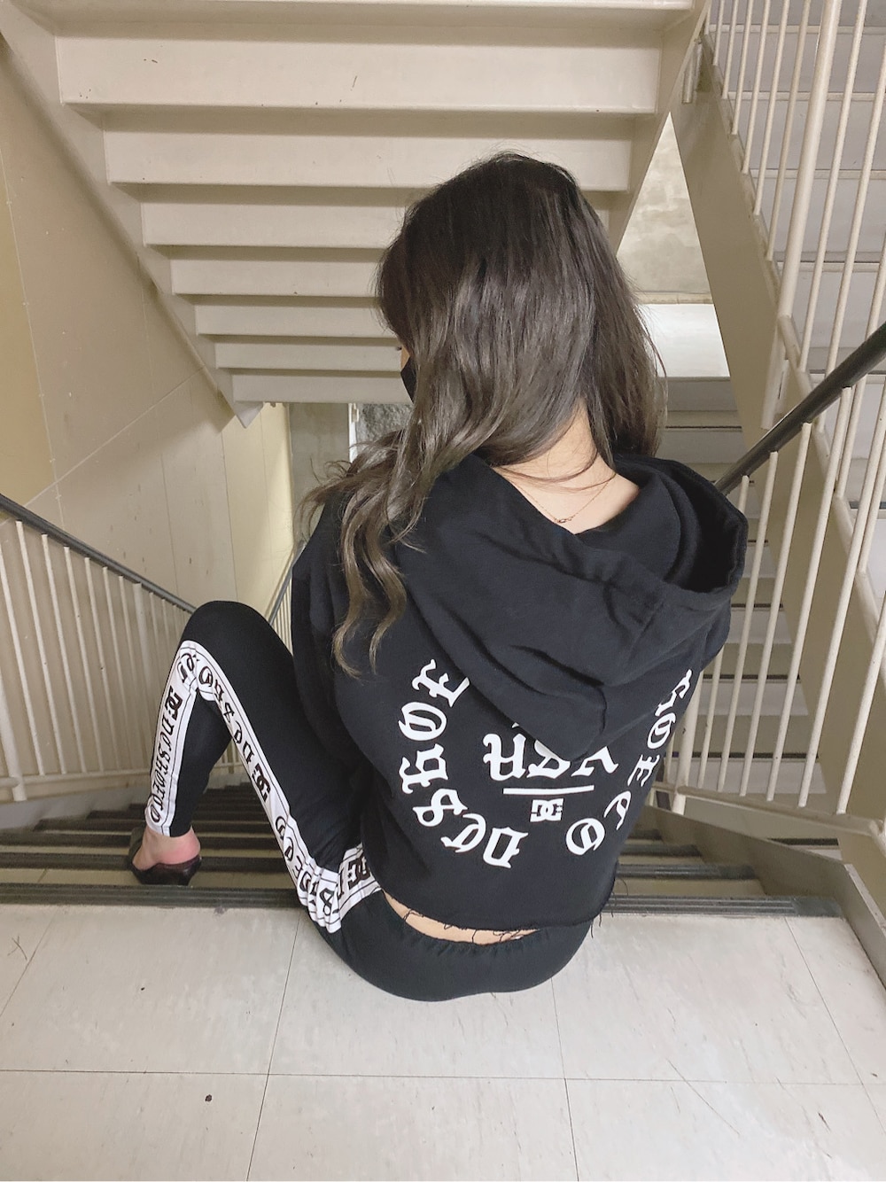 ブラック系のパンプス、ブラック系のその他パンツ、ブラック系のパーカーを着用したレディースの秋コーディネートの2枚目の写真