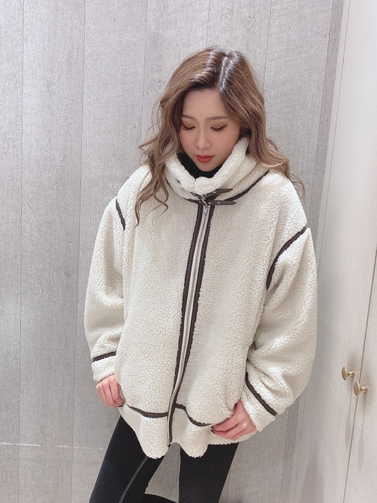 ブラック系のデニムパンツを着用したレディースの秋コーディネートの2枚目の写真