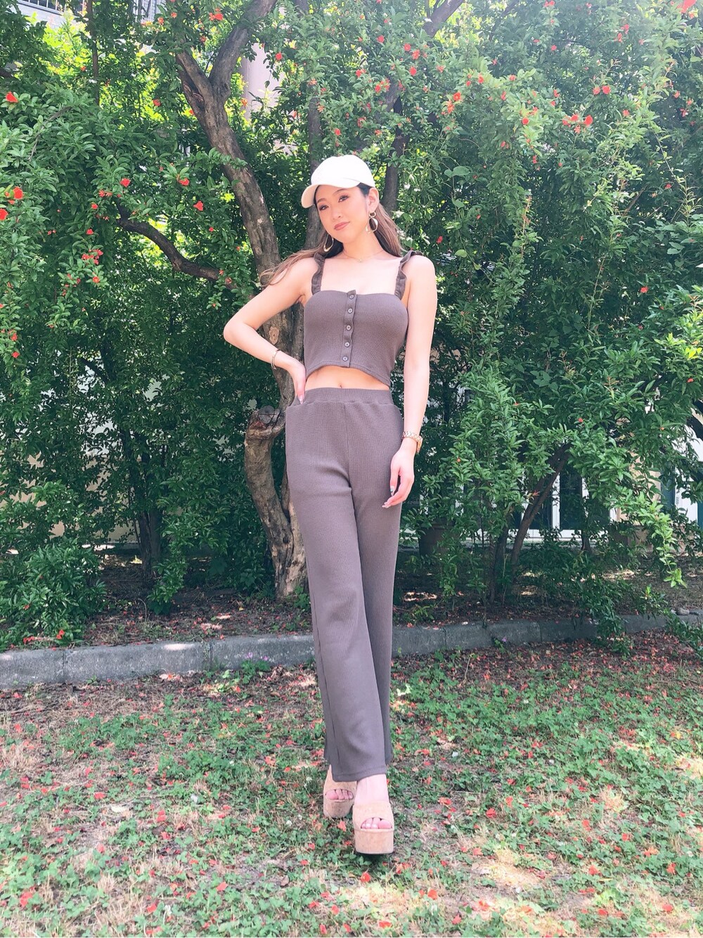 ベージュ系のキャミソールを着用したレディースの夏コーディネートの2枚目の写真