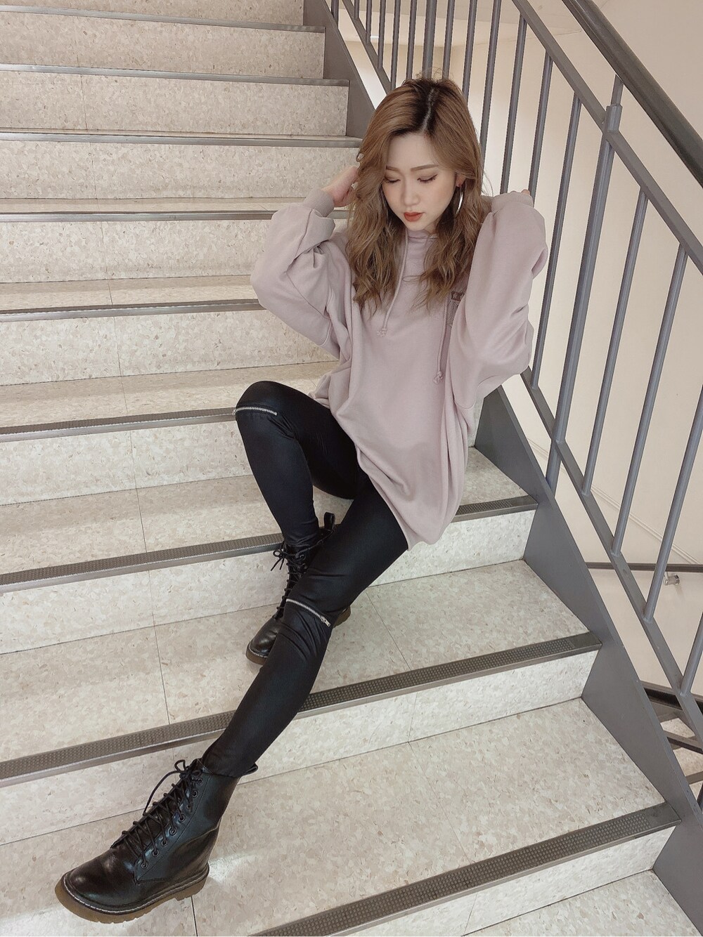 ブラック系のその他パンツ、ピンク系のパーカーを着用したレディースの秋コーディネートの2枚目の写真