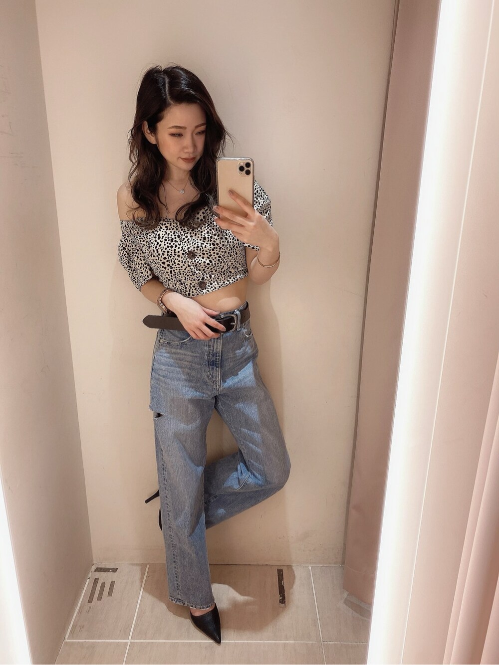 ブラック系のパンプス、その他のシャツ/ブラウス、ブラック系のベルトを着用したレディースの春コーディネートの3枚目の写真