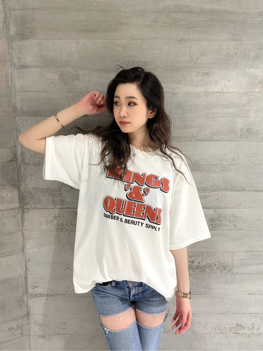 ベージュ系のサンダル、ブルー系のデニムパンツ、ホワイト系のTシャツ/カットソーを着用したレディースの春コーディネートの2枚目の写真