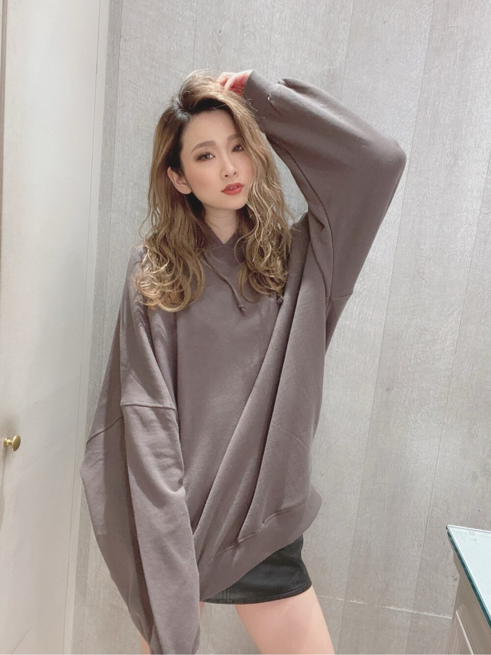 グレー系のパーカーを着用したレディースの秋コーディネートの2枚目の写真