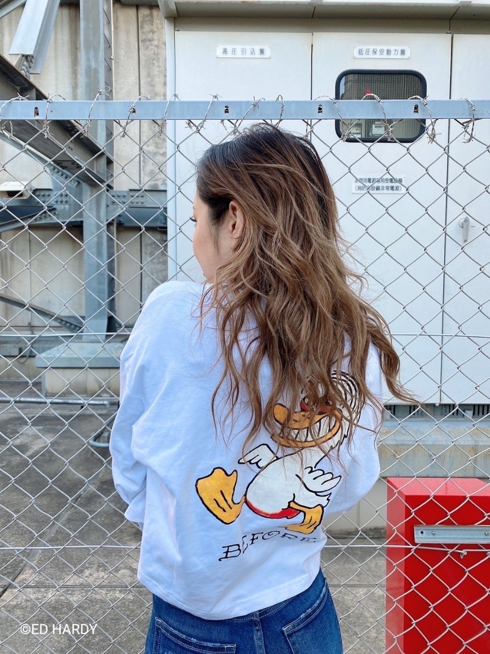 ブルー系のデニムパンツを着用したレディースの冬コーディネートの4枚目の写真