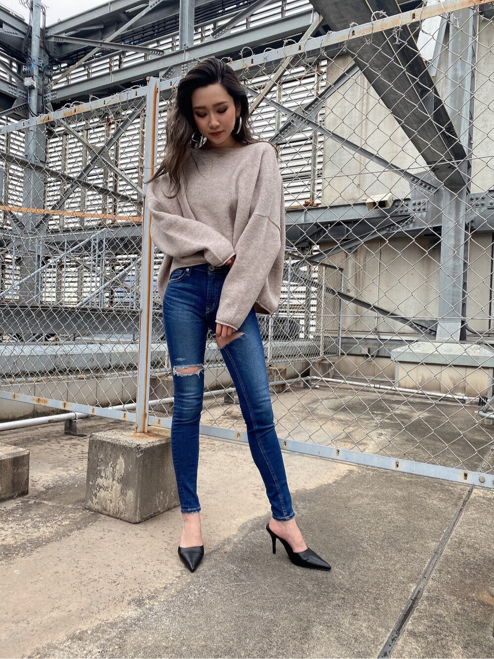 ブルー系のデニムパンツ、ピンク系のニット/セーターを着用したレディースの冬コーディネートの2枚目の写真