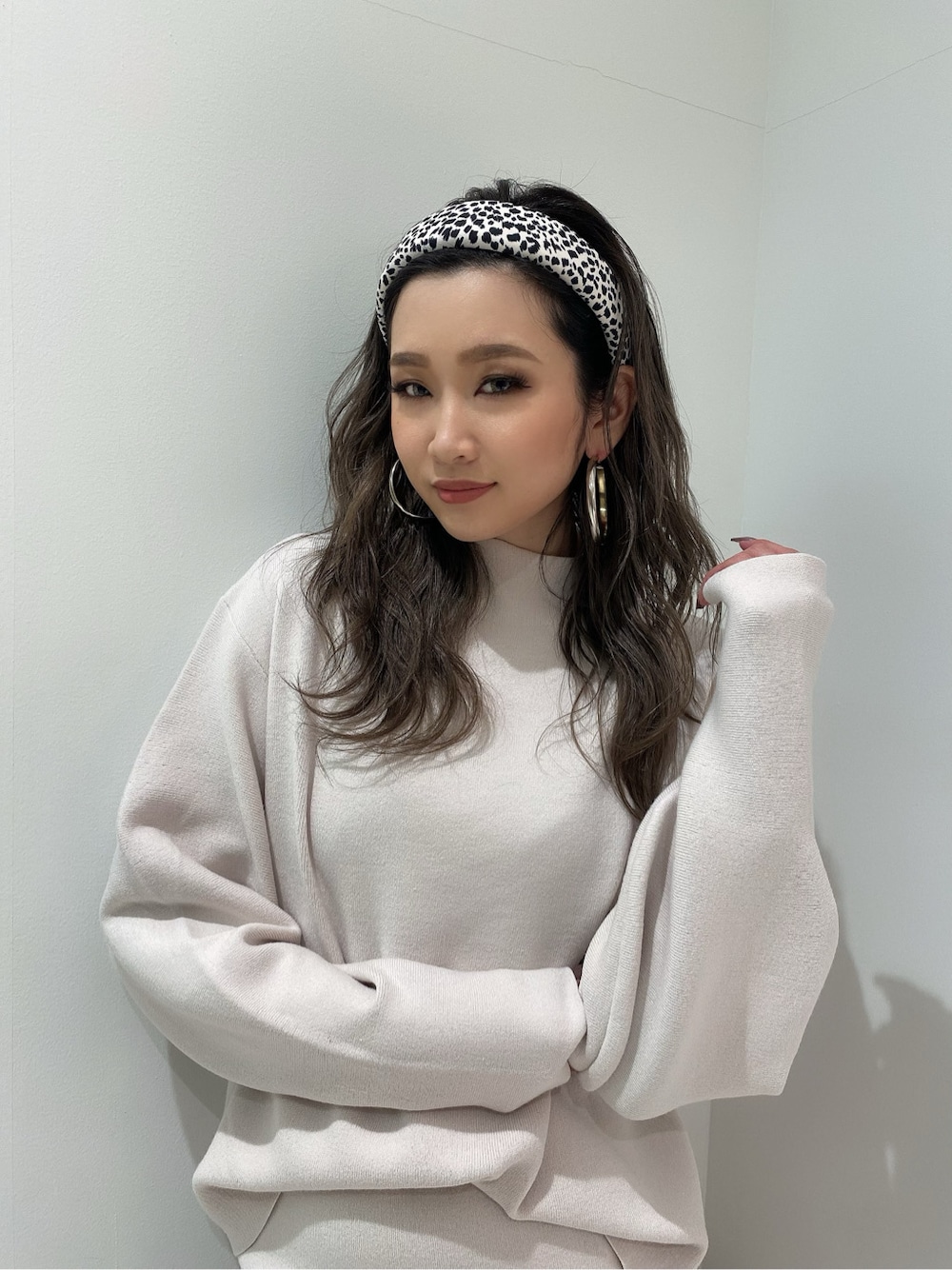 ホワイト系のニット/セーターを着用したレディースの冬コーディネートの2枚目の写真