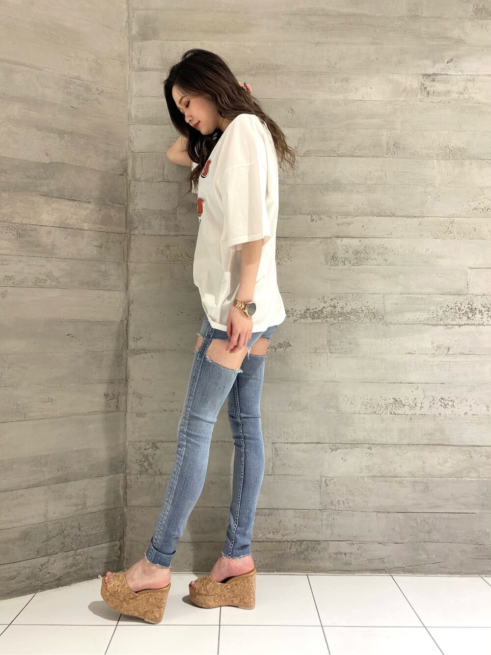 ベージュ系のサンダル、ブルー系のデニムパンツ、ホワイト系のTシャツ/カットソーを着用したレディースの春コーディネートの4枚目の写真