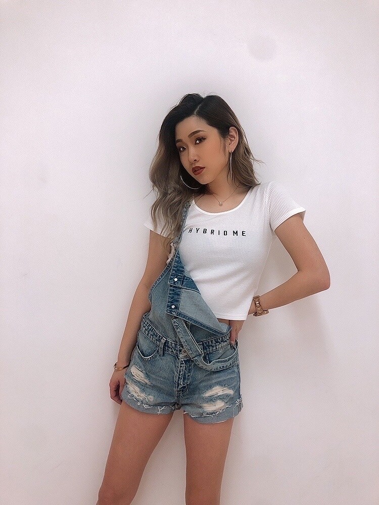 ブラウン系のサンダルを着用したレディースの夏コーディネートの2枚目の写真