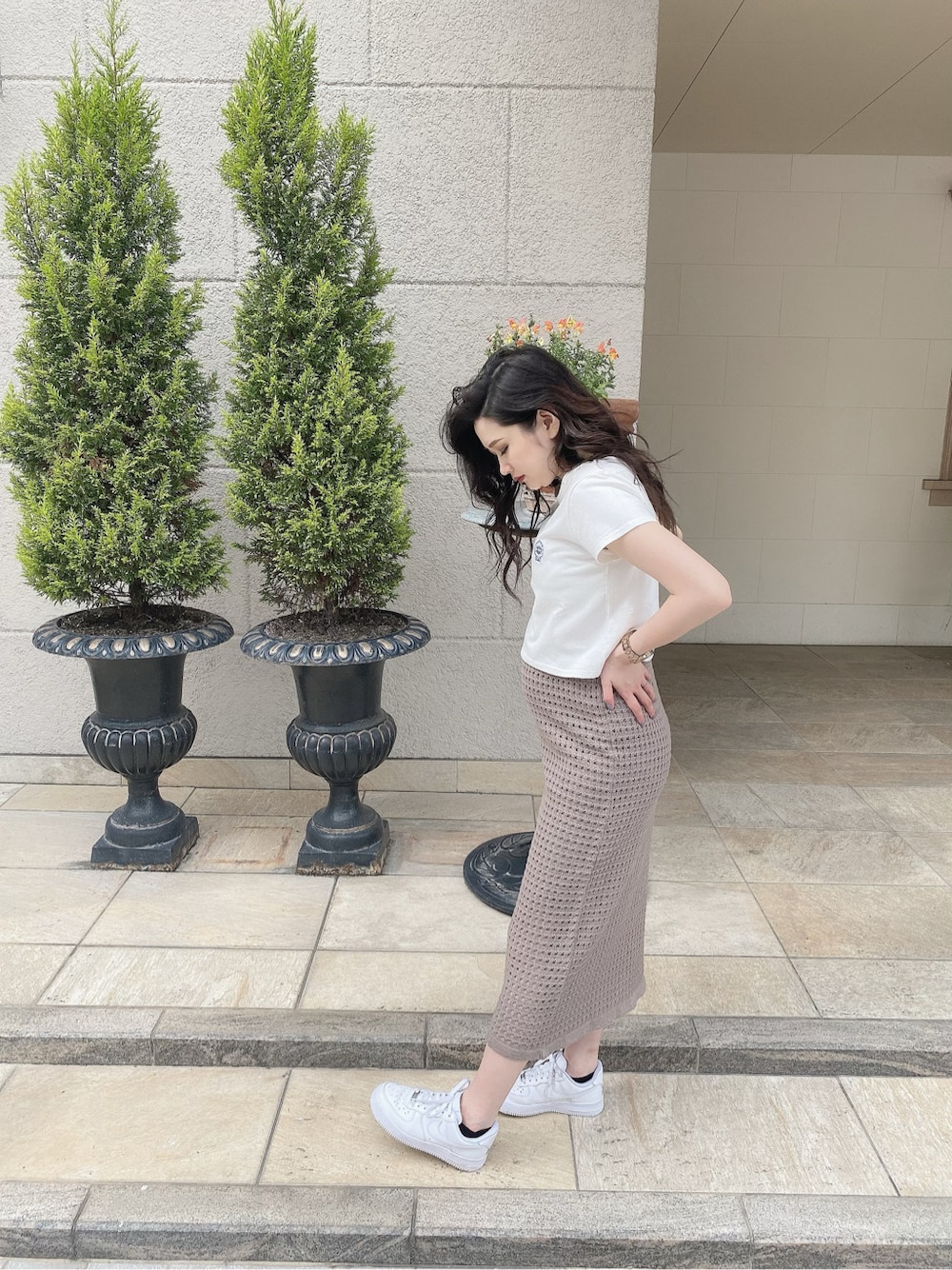 ホワイト系のTシャツ/カットソーを着用したレディースの夏コーディネートの4枚目の写真