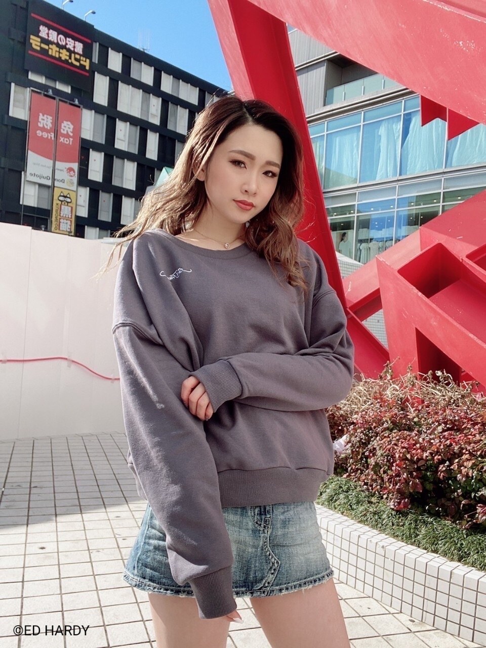 ブラック系のブーツ、グレー系のスウェットを着用したレディースの冬コーディネートの3枚目の写真