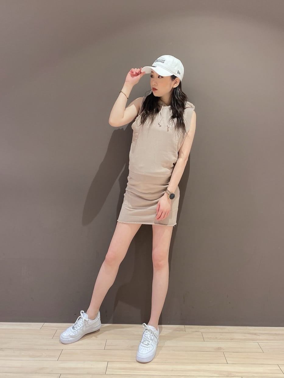 ベージュ系のスカート、ベージュ系のTシャツ/カットソーを着用したレディースの夏コーディネートの4枚目の写真