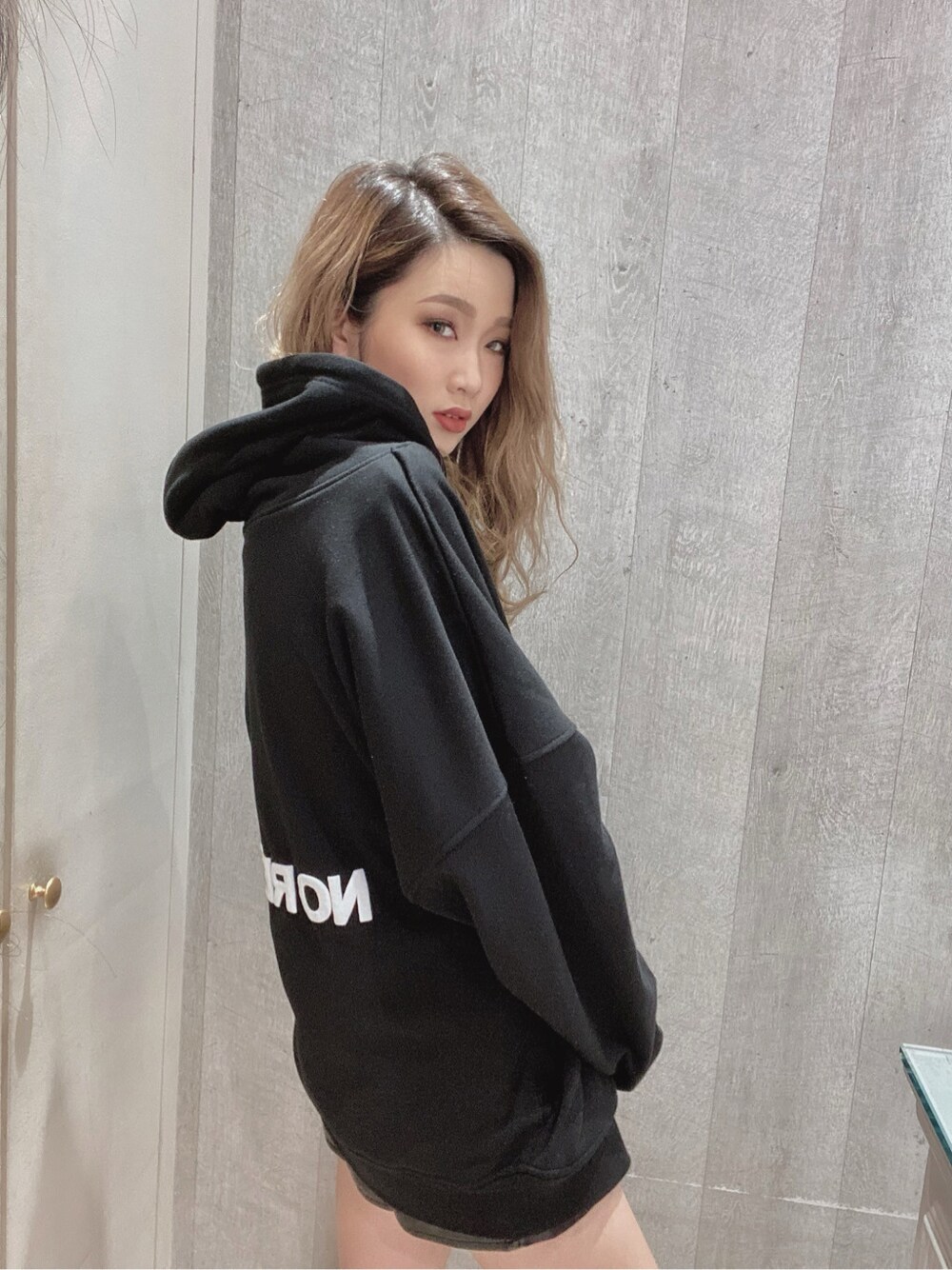 ブラック系のパーカーを着用したレディースの秋コーディネートの3枚目の写真