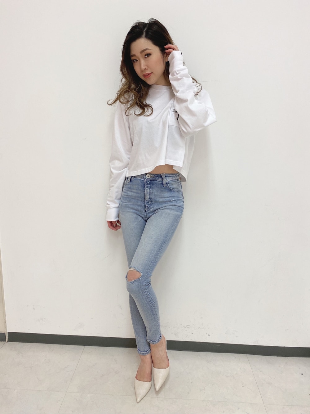 ブルー系のデニムパンツを着用したレディースの春コーディネートの3枚目の写真