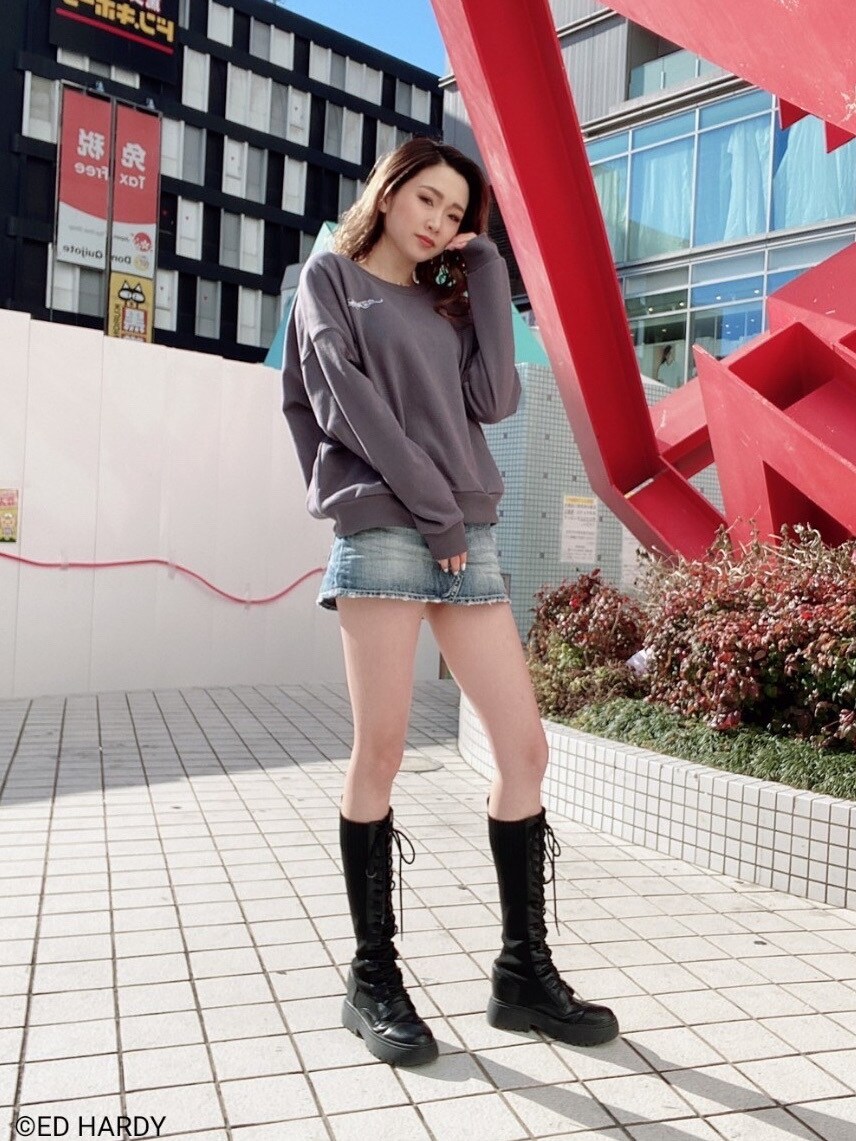 ブラック系のブーツ、グレー系のスウェットを着用したレディースの冬コーディネートの2枚目の写真