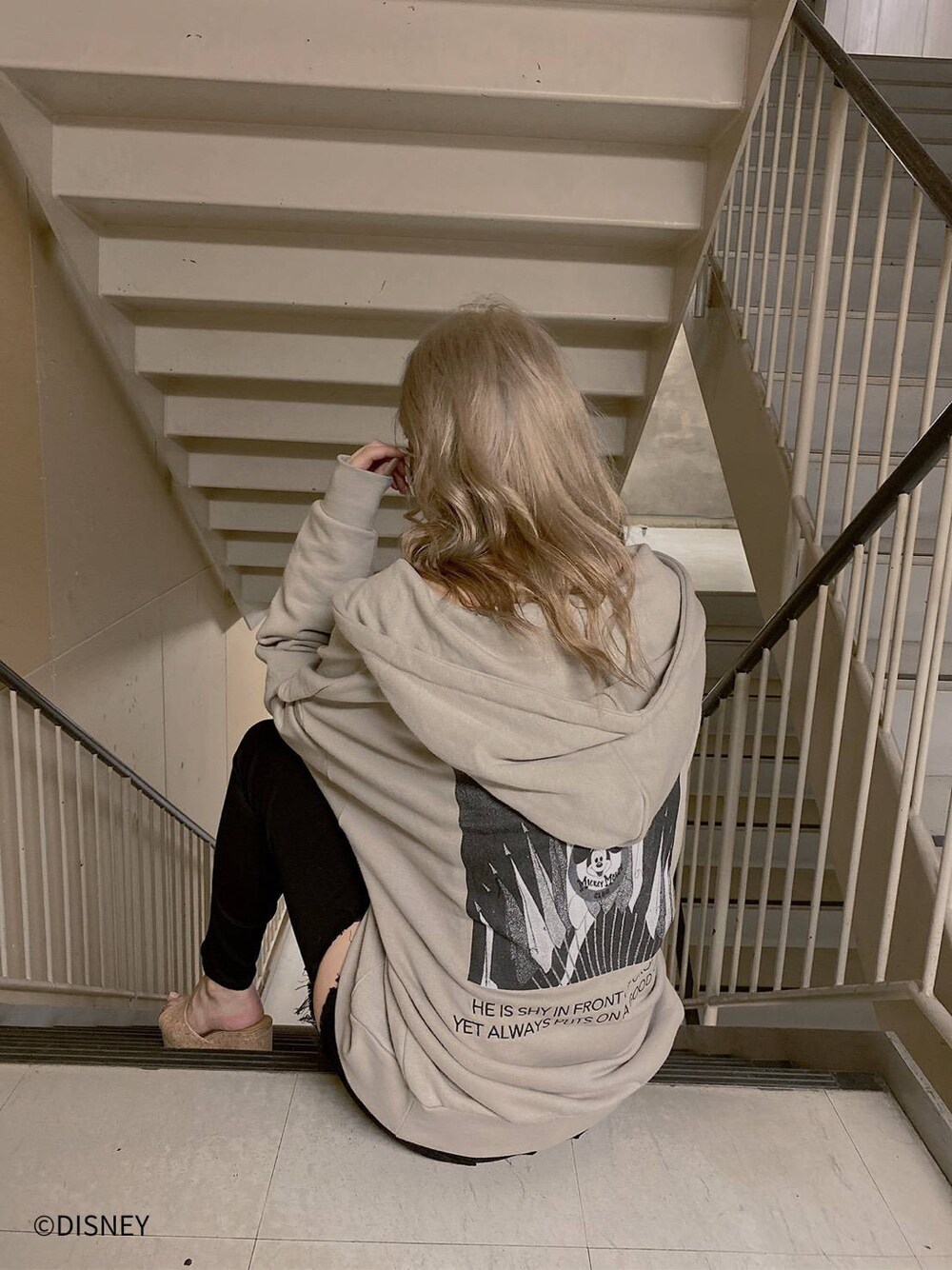 ブラック系のその他パンツ、ベージュ系のパーカーを着用したレディースの夏コーディネートの2枚目の写真