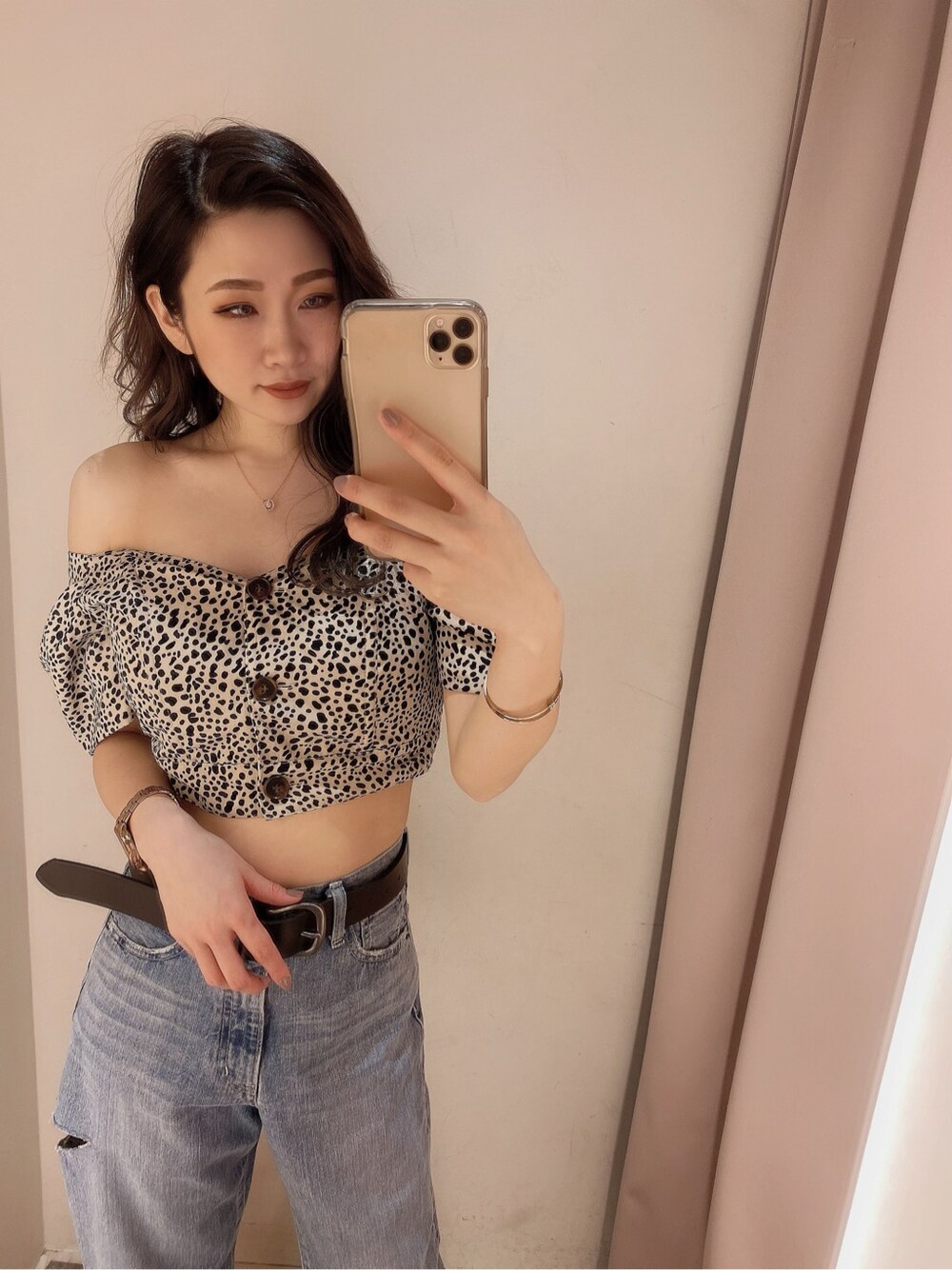 ブラック系のパンプス、その他のシャツ/ブラウス、ブラック系のベルトを着用したレディースの春コーディネートの2枚目の写真