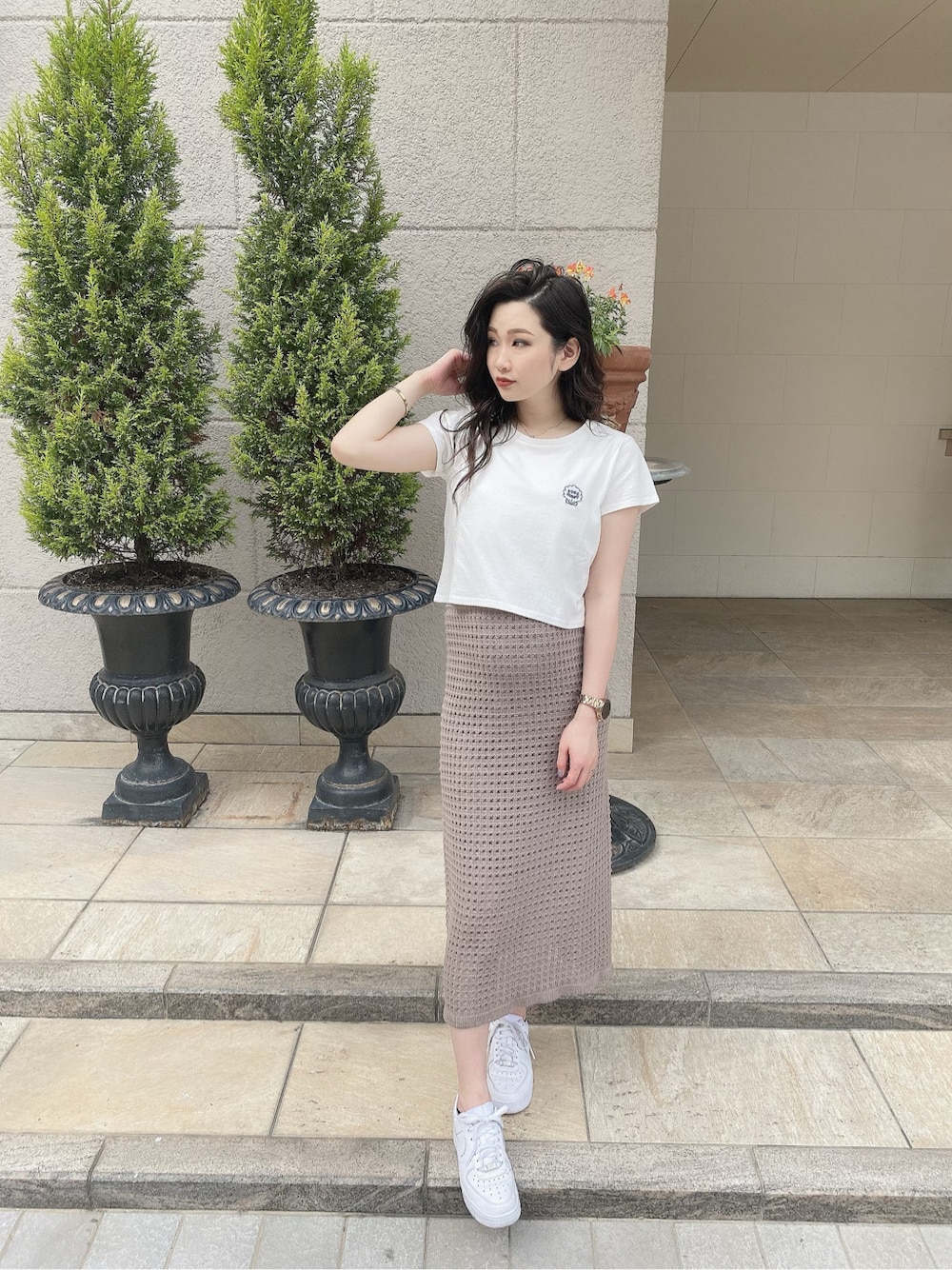 ホワイト系のTシャツ/カットソーを着用したレディースの夏コーディネートの2枚目の写真