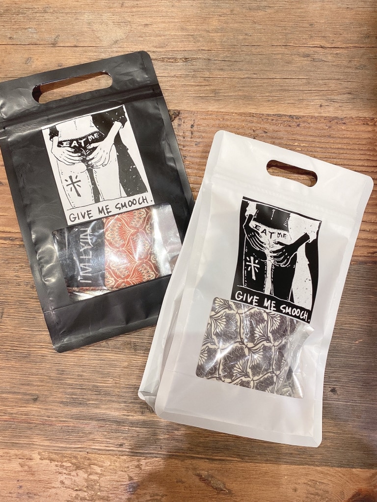 ブラック系のボクサーパンツを着用したレディースの冬コーディネートの2枚目の写真