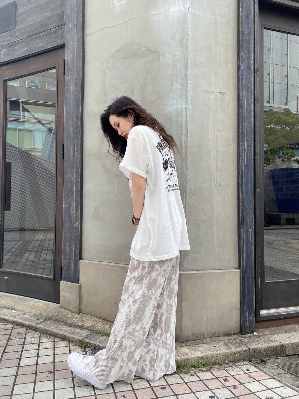 ホワイト系のTシャツ/カットソーを着用したレディースの夏コーディネートの3枚目の写真