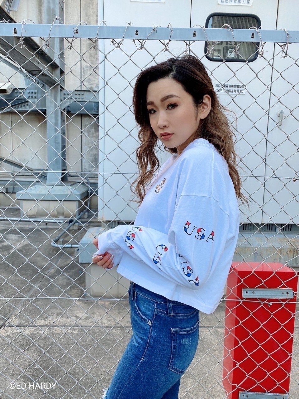 ブルー系のデニムパンツを着用したレディースの冬コーディネートの3枚目の写真