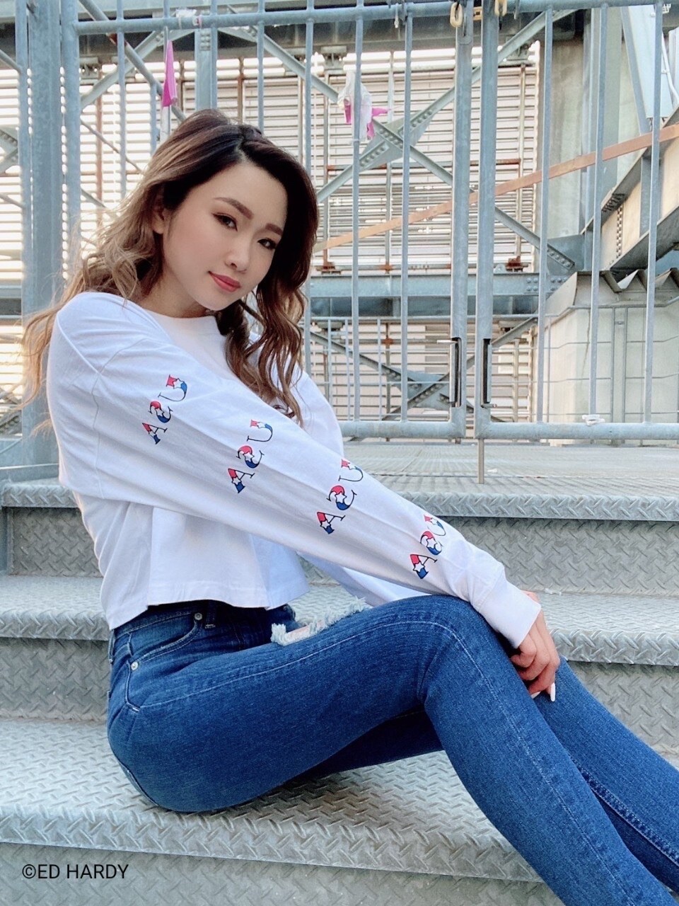 ブルー系のデニムパンツを着用したレディースの冬コーディネートの2枚目の写真