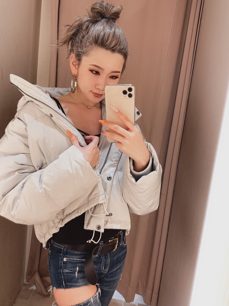 ブラック系のキャミソール、グレー系のダウンジャケット/コートを着用したレディースの夏コーディネートの2枚目の写真