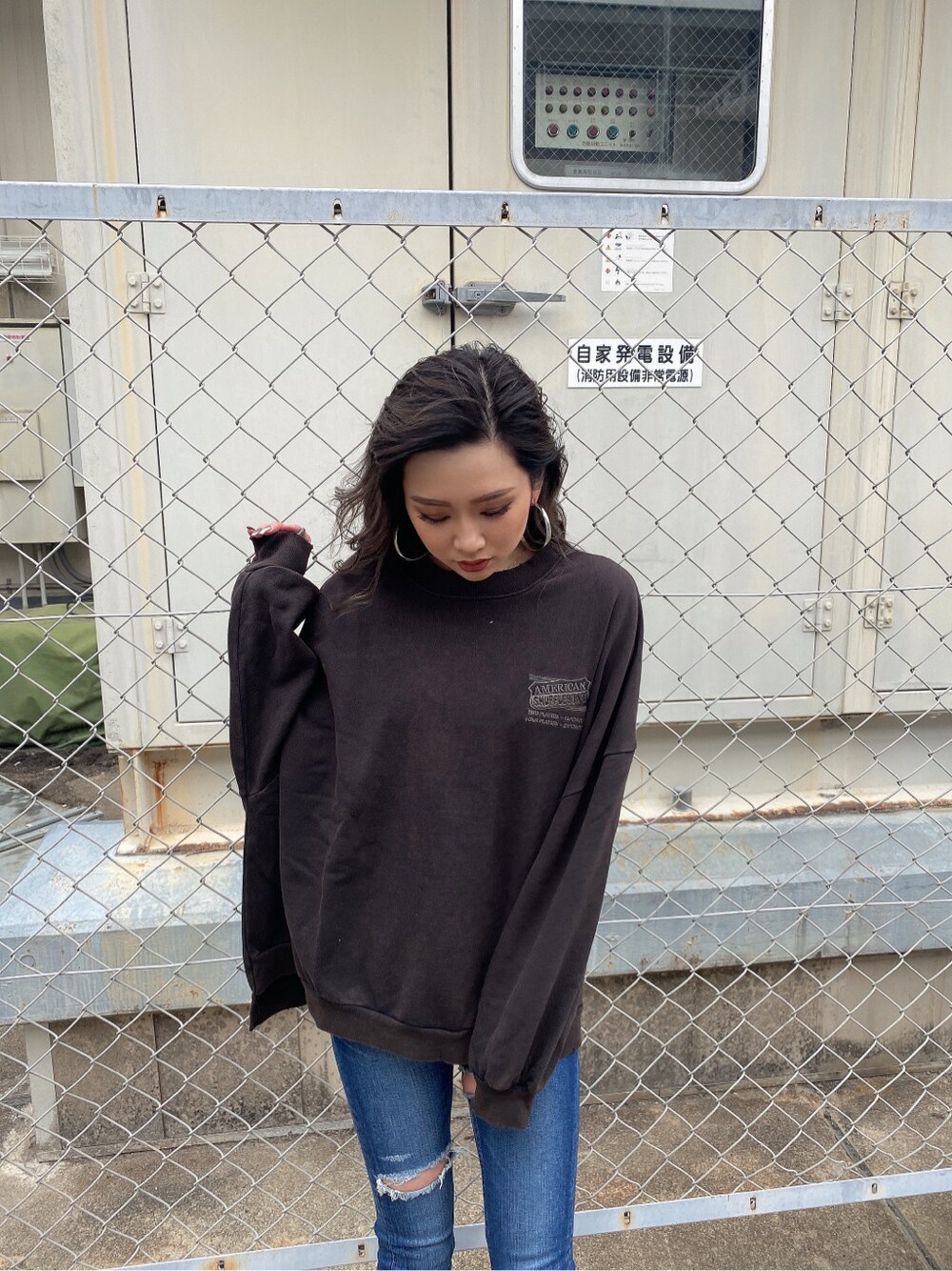 ブラック系のパンプス、ブルー系のデニムパンツを着用したレディースの冬コーディネートの4枚目の写真