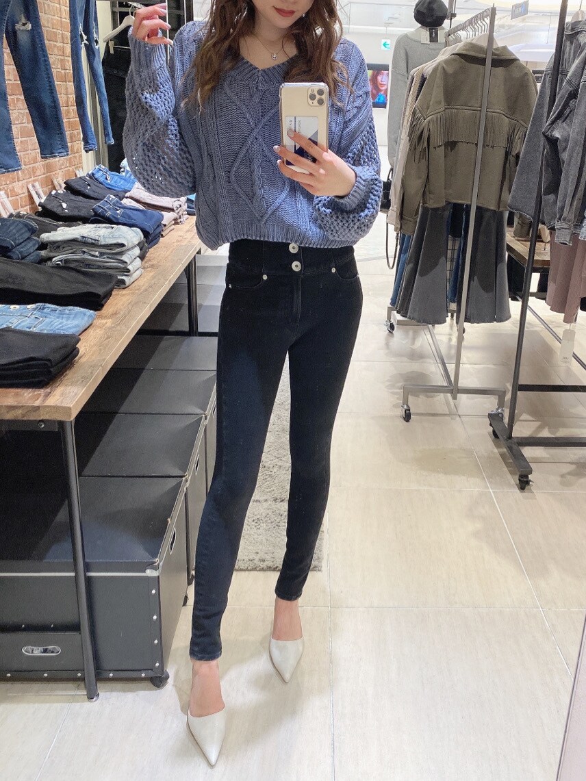 ブルー系のニット/セーターを着用したレディースの冬コーディネートの2枚目の写真