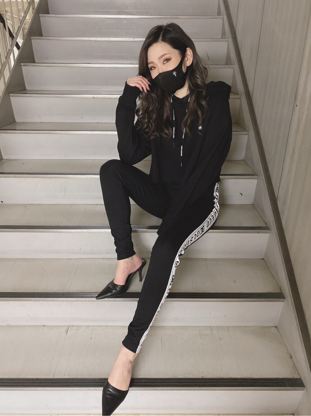 ブラック系のパンプス、ブラック系のその他パンツ、ブラック系のパーカーを着用したレディースの秋コーディネートの3枚目の写真