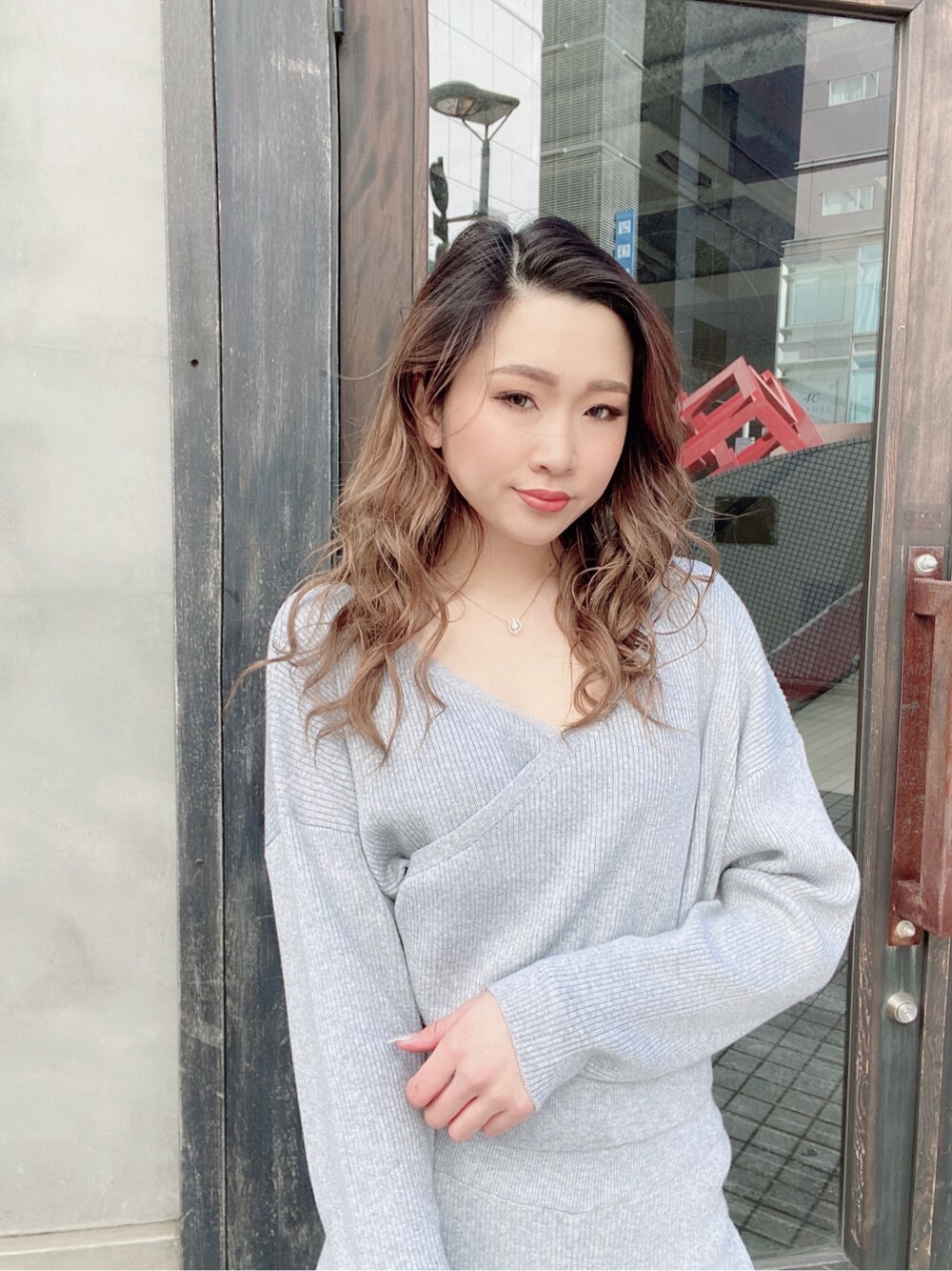 グレー系のその他パンツ、ブラック系のパンプスを着用したレディースの冬コーディネートの4枚目の写真