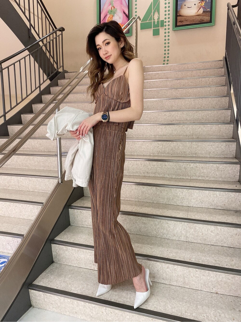 ホワイト系のパンプス、ブラウン系のその他パンツ、ブラウン系のキャミソールを着用したレディースの春コーディネートの2枚目の写真