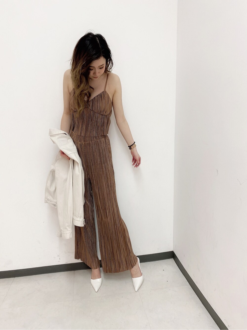 ホワイト系のパンプス、ブラウン系のその他パンツ、ブラウン系のキャミソールを着用したレディースの春コーディネートの3枚目の写真