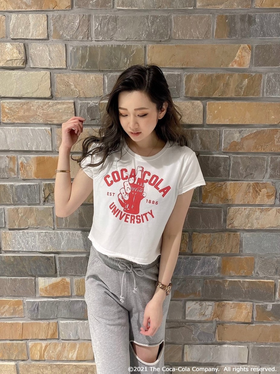 グレー系のスウェットパンツ、ホワイト系のTシャツ/カットソー、ブラック系のサンダルを着用したレディースの春コーディネートの4枚目の写真