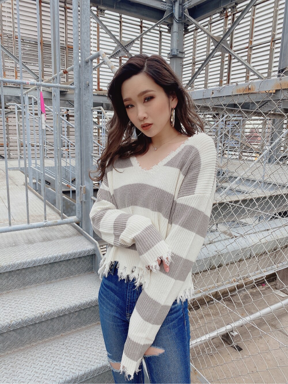 ブルー系のデニムパンツ、グレー系のニット/セーターを着用したレディースの冬コーディネートの3枚目の写真