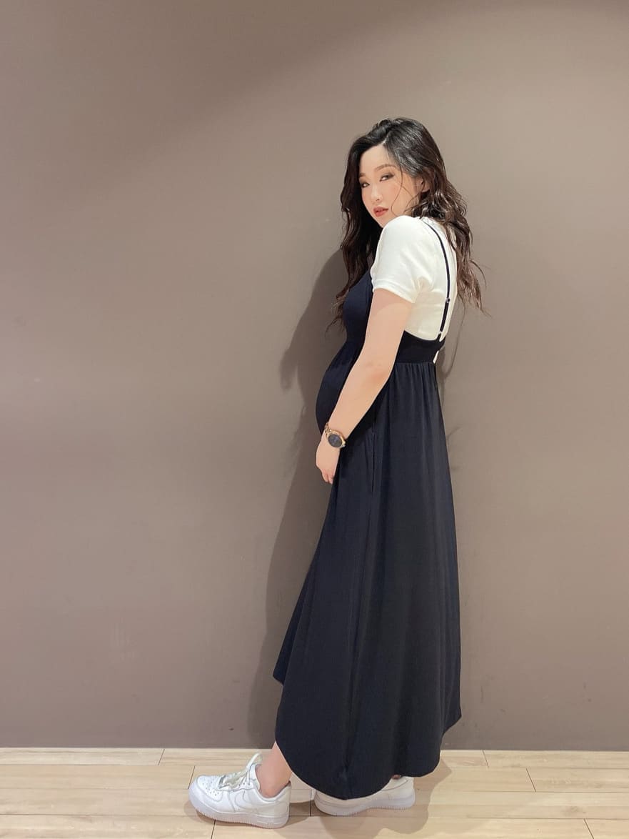 ブラック系のワンピース、ホワイト系のTシャツ/カットソーを着用したレディースの夏コーディネートの3枚目の写真