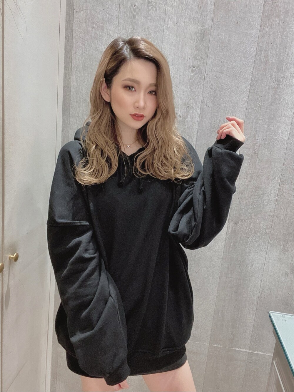 ブラック系のパーカーを着用したレディースの秋コーディネートの2枚目の写真