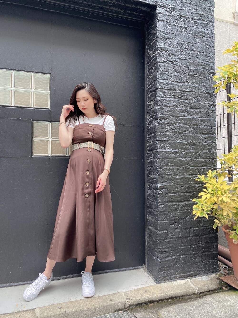 ブラウン系のワンピース、ホワイト系のTシャツ/カットソーを着用したレディースの夏コーディネートの3枚目の写真
