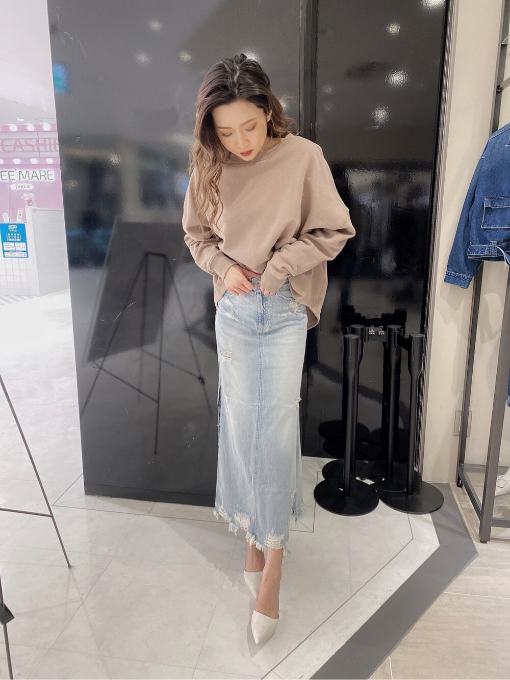 ブルー系のデニムスカートを着用したレディースの冬コーディネートの2枚目の写真