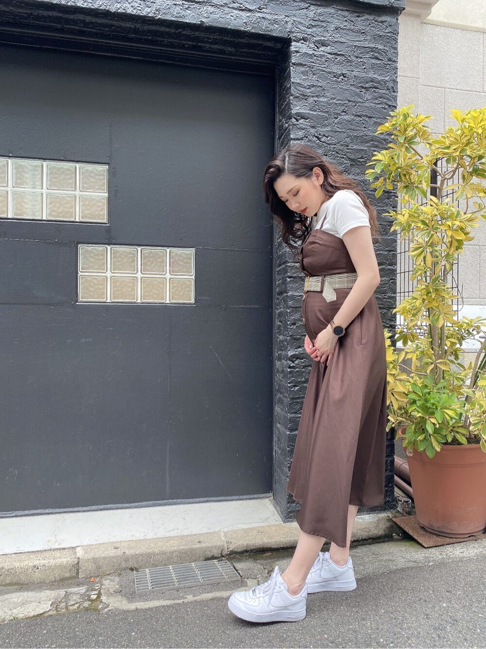 ブラウン系のワンピース、ホワイト系のTシャツ/カットソーを着用したレディースの夏コーディネートの2枚目の写真