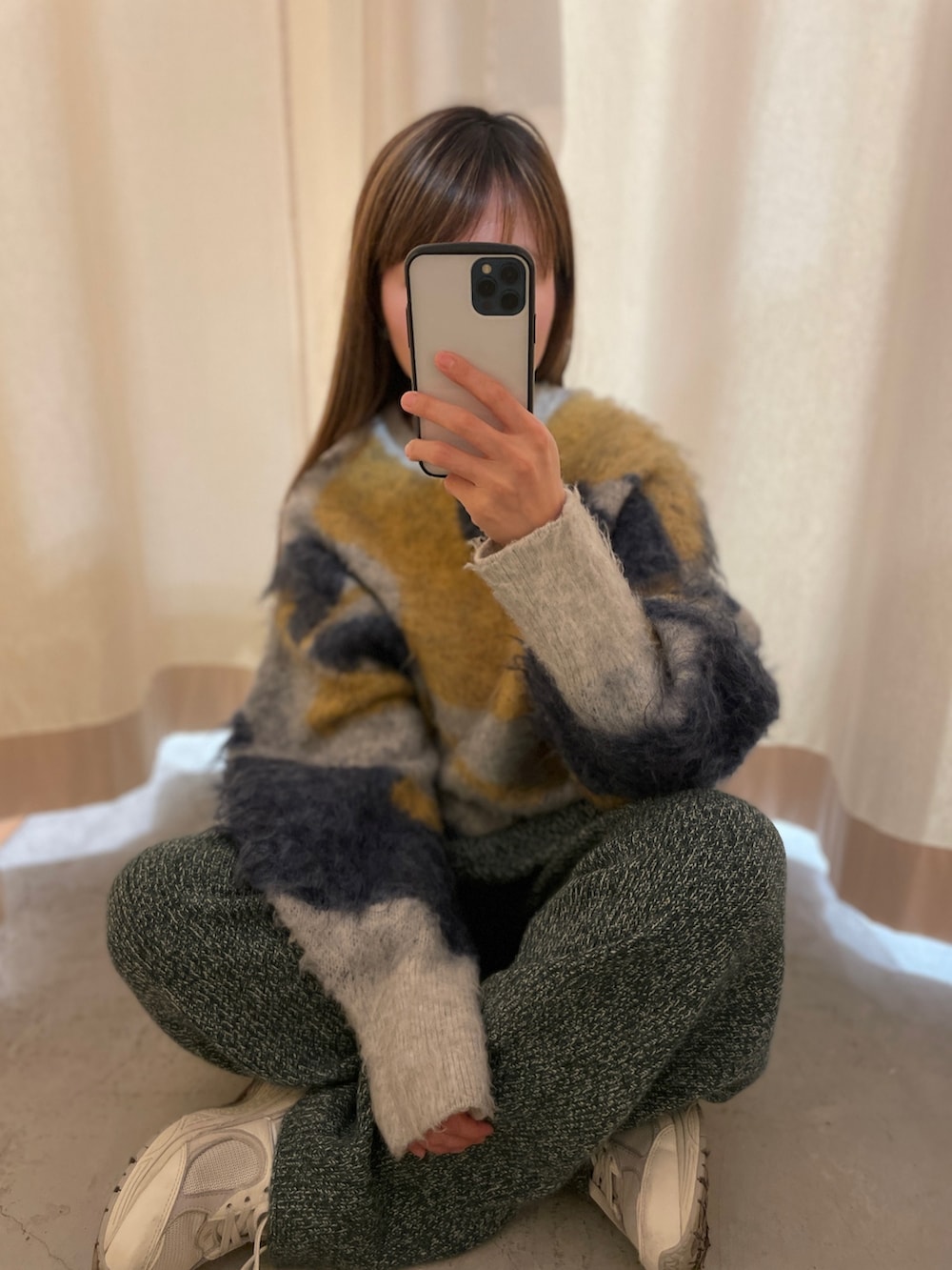 ブルー系のニット/セーター、グリーン系のその他パンツを着用したレディースの冬コーディネートの2枚目の写真