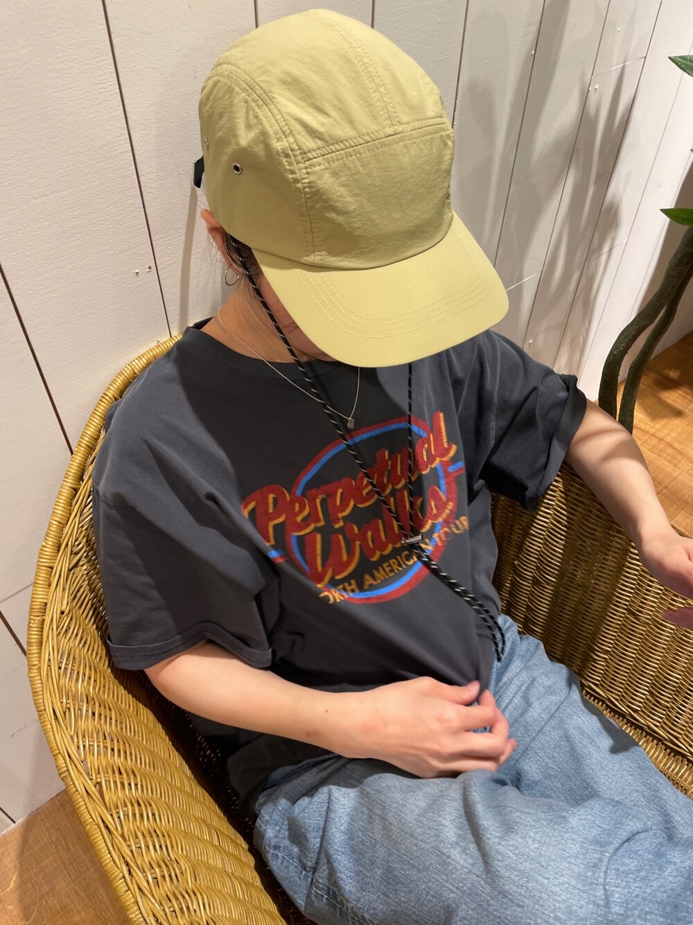 グレー系のTシャツ/カットソー、ベージュ系のキャップを着用したレディースの春コーディネートの2枚目の写真