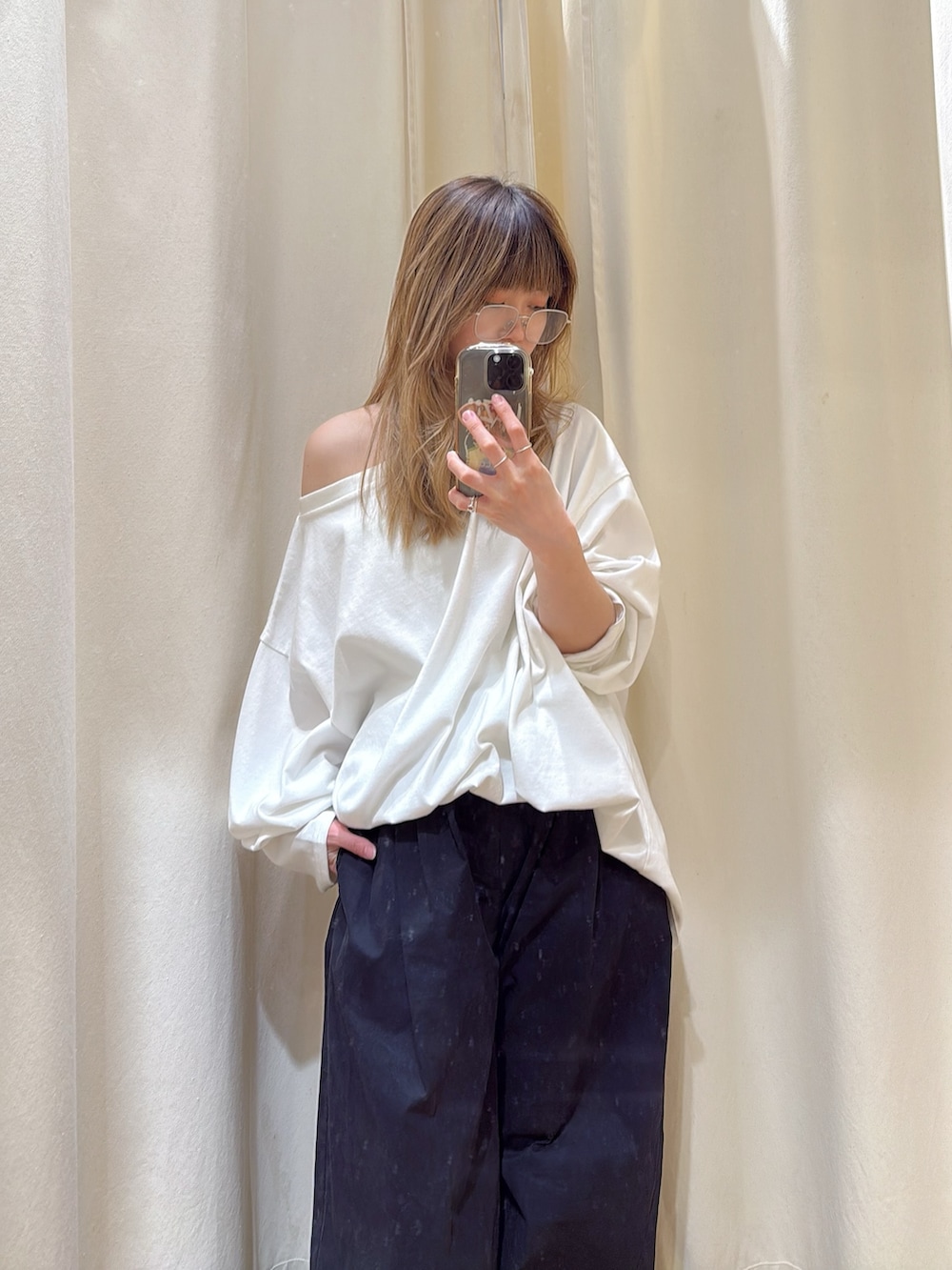 ホワイト系のTシャツ/カットソー、ブラック系のその他パンツ、ホワイト系のバックパック/リュックを着用したレディースの春コーディネートの4枚目の写真