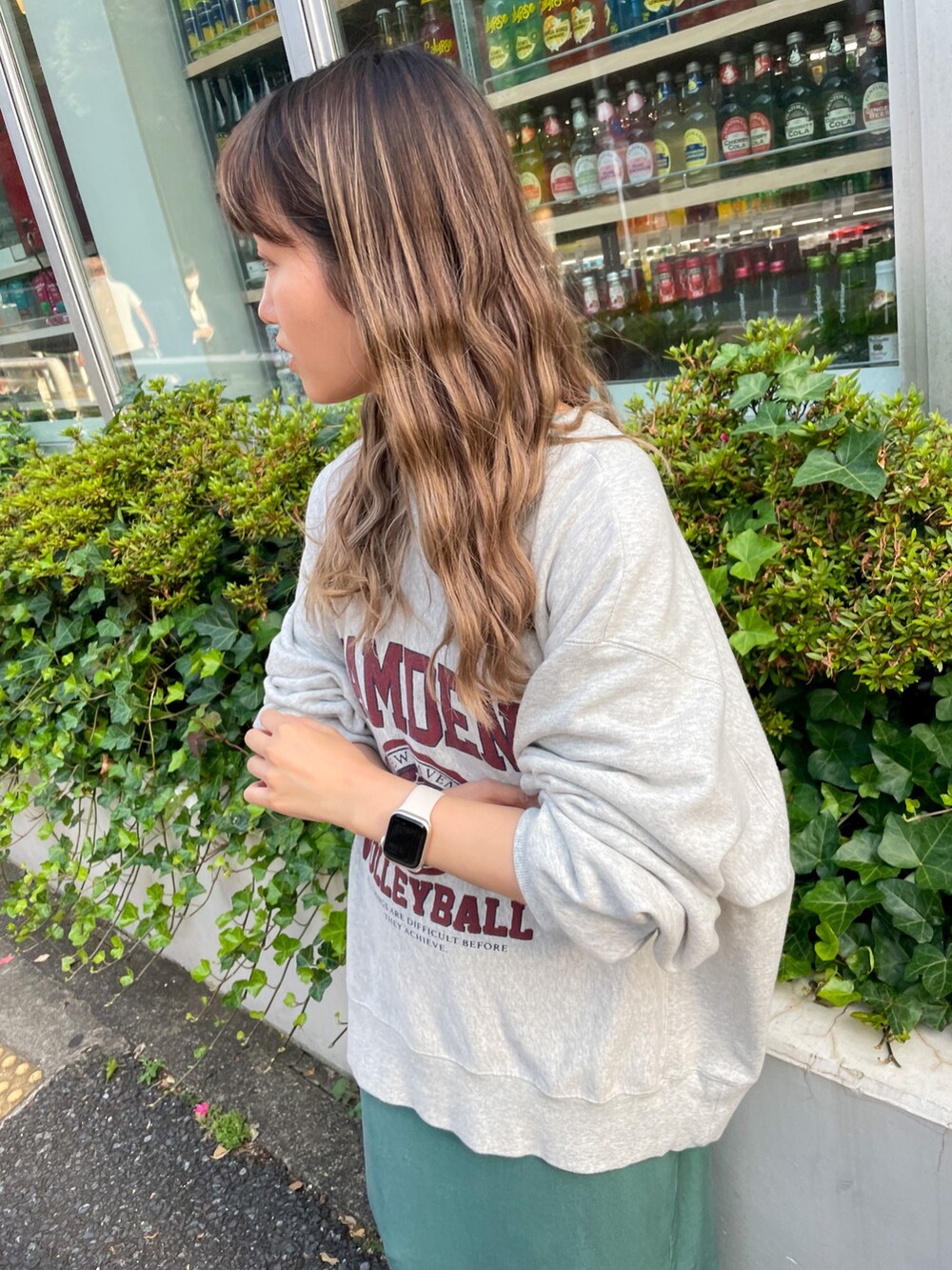 グレー系のスウェット、グリーン系のワンピースを着用したレディースの夏コーディネートの2枚目の写真